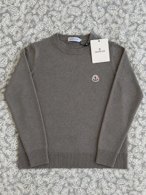 Moncler sweater - grå - Passar S men är i M! - Snygg grå moncler sweater med super skönt, mjukt material. Den passar S men är i storlek M!       Den har inga skador eller fläckar.                                   Fraktar inom 24 timmar.