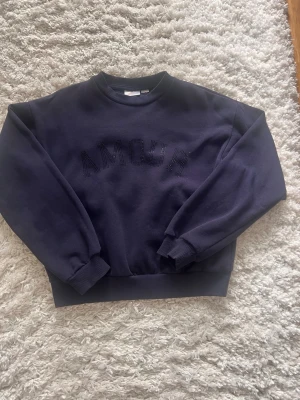 Marinblå tjocktröja -  Super söt, marinblå tjocktröja med amour text på framsidan. Från Gina Tricot I storlek 134/140❤️