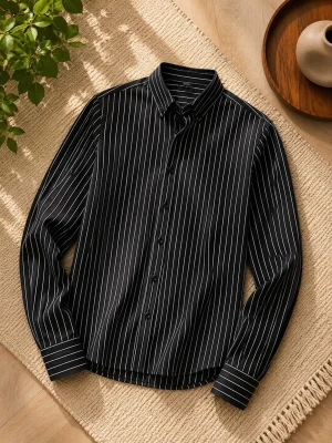 Svart- Vit randig Skjorta - Storlek: L, Material: 3 % Elastane & 97 % Polyester, utmärkt skick!