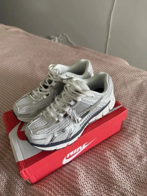 Nike vomero chrome 5 - Säljer mina Nike skor då de inte kommer till användning, de är använda typ 10 gånger så de är i ny skick. 