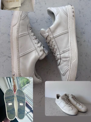 Vita valentino flycrews - Vita valentino flycrews som jag har använt några gånger dom senaste veckorna. Storlek 46, bra skick med ALLA NITAR KVAR, (lite smutsiga, lätt att fixa) har inte hunnit använda dom så mycket. Dom passar perfekt till en lowkey stil men också bra om du ska ut eller på ett finare evenemang. Bara skorna.
