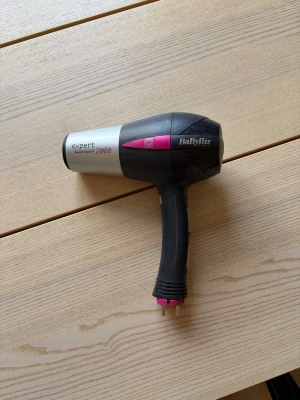 Hårfön babyliss - Hårfön från babyliss med inbyggd sladd att dra ut.  3 fönlägen och värmelägen samt coldshot-funktion. Fungerar som den ska!