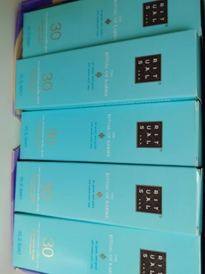 Rituals The Ritual of Karma SPF 30 - Säljer 5 flaskor av Rituals The Ritual of Karma Sun Protection Body Spray SPF 30.. Perfekt för dig som vill skydda huden mot solen och samtidigt dofta fräscht.