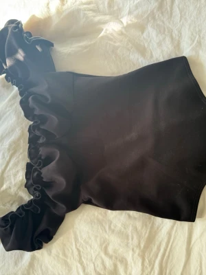 Svart oneshoulder topp från NLY One - Svart oneshoulder topp från NLY One i storlek xs💞
