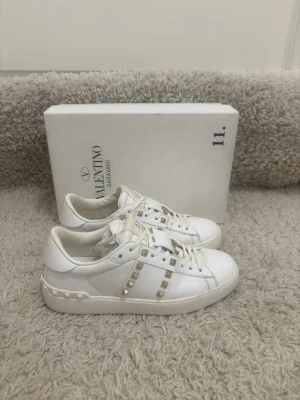 Valentino rockstuds - Säljer ett par valentino opens rockstuds   i mycket fint skick. Storlek: 37 fits 38 Skick: 9,6/10 Färg: vita med guldiga spikar 📦 Ingår: box + extra snöre + valentino kort💰 Pris: 2499 kr Snabb affär prioriteras – seriösa bud välkomna. Skriv gärna för fler bilder eller frågor.  