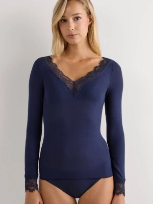 Intimissimi Tröja - Snygg marinblå långärmad topp/tröja från Intimissimi!💗Tröjan är i kashmir vilket gör att den är otroligt skön och mjuk, storek S! Mycket bra skick och sparsamt använd (ca 7-8 gånger), bortsett från ett litet litet hål i tröjans ena ärm (se bild 4), därav priset! Nypris 489 kr💗Säljer då jag har en likadan i en annan färg!  Skriv gärna för frågor, bilder eller funderingar!💗🥰
