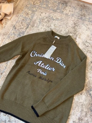 Olivgrön stickad tröja  - Snygg olivgrön stickad . Tröjan har rund hals, långa ärmar och ribbade muddar. Perfekt för dig som gillar exklusiv streetstyle. Perfekt om du vill sticka ut och den passar även M.