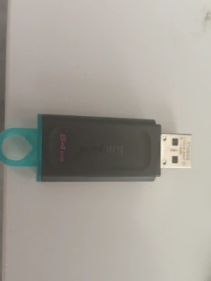 USB-minne 64GB svart och turkos - Säljer ett USB-minne med 64GB lagringsutrymme. Minnet är svart med en turkos ögla för enkel upphängning. Perfekt för att spara filer, bilder och musik. Kompakt och smidig att ta med sig överallt.