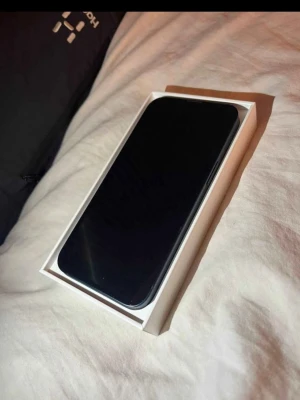 iPhone 13 - Säljer då jag har ny telefon  otroligt fint skick inga  repor alls förutom nån prick på sidan annars helt fel fri nytt batteri gjordes på elon bild och jud för 2 3 månader sen Apple orginal batteri 