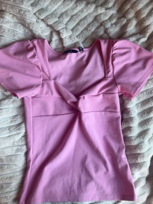 Super super fin tröja från vero Moda - Super fin tröja från vero moda i en snygg rosa färg. Knappt använd🩷