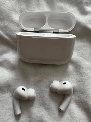 AirPods Pro 3 2025 - Säljer ett par original AirPods Pro (3:e generationen) i gott skick.  Levereras komplett med originalförpackning och extra öronpluggar.  Serienumret stämmer med boxen, fodralets insida, AirPods:en och iPhone-inställningarna.