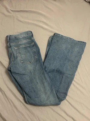 Lågmidjade jeans - Ett par jättefina lågmidjade jeans från hm i storlek 38/M. Från hm. Knappt använda alls så är som ny💕