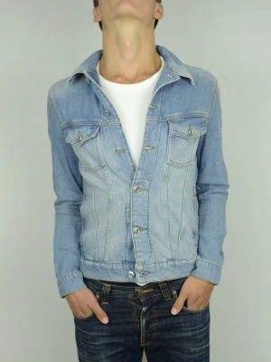 J.lindeberg jeansjacka - J.LINDEBERG JEANSJACKA Storlek : S Passform : Normal Användning : Jackan är i ett väldigt fint skick utan defekter Nypris : Cirka 3000SEK Modellen på bilden : 182CM och väger 73KG