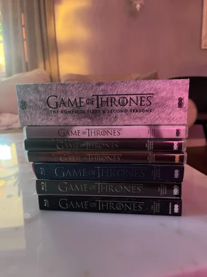 Games of Thrones - Hela Games of Thrones serien. Säsong 1,2,3,4,5 är i DVD medans säsong 6,7,8 är Blueray. I bra och fint skick.