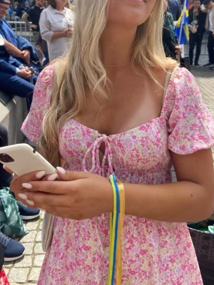 Ljusrosa sommarklänning  - Jätte fint skick, använd kanske två gånger på två år. Perfekt för studentmottagning, resa, fest, sommardag osv. 