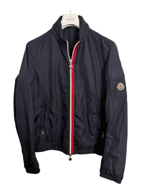 Moncler Keralle windbreaker - Skriv för fler bilder  Färg - Mörkblå  Märke - Moncler  Storlek - 2/S  Skick- Väldigt bra skick
