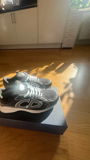 Skor  - Snygga skor storlek 43 og följer med används 1 gång 