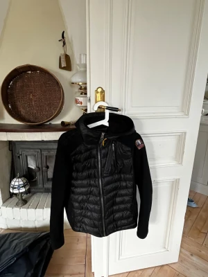 Parajumper cardigan  - Säljer en Parajumpers cardigan i storlek Young Large. Tröjan är i fint skick och har använts varsamt. Den är tillverkad i material av hög kvalitet och har den stilrena design som Parajumpers är känt för. Cardiganen är både bekväm och varm, vilket gör den perfekt för vardagsbruk under vår, höst och svalare sommardagar. Den passar även bra som ett extra lager under en jacka på vintern.  Storleken Young Large passar många ungdomar eller dig som föredrar en mindre passform. Äkta✅ bra skick✅ 