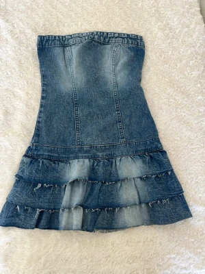 Jeansklänning från Gina Tricot - Supersöt blå jeansklänning med volanger från Gina Tricot!! Aldrig använd så helt ny🩵🩵