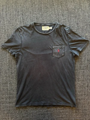 Denim&supply x Ralph Lauren T-shirt  - Sjukt eftertraktad Ralph Lauren T-shirt ~ vintage tvättad modell | st L | färg svart/grå | klassisk passform | perfekt vintage piece | OBS kan gå ner lite i pris vid snabb affär! 🏄