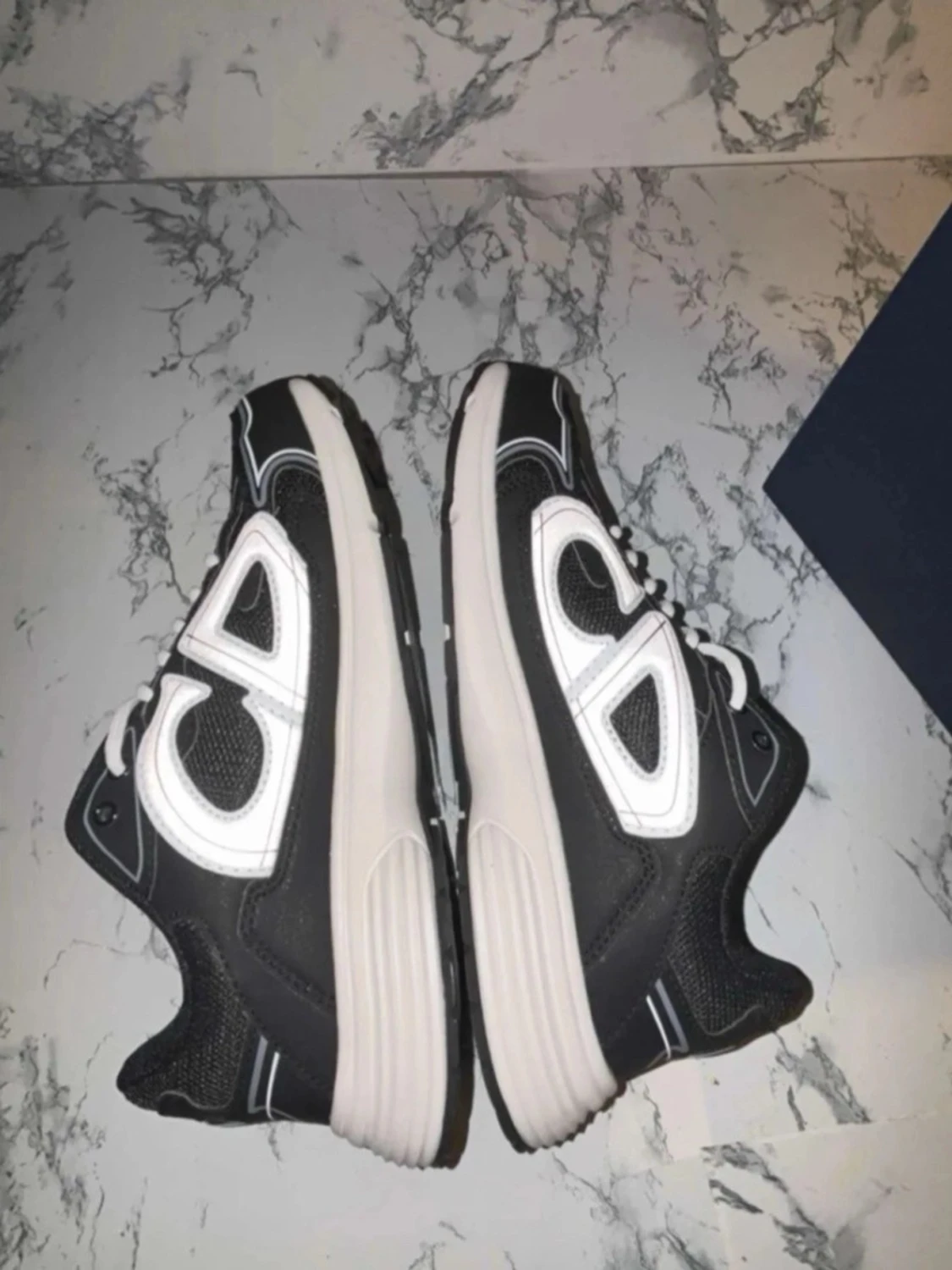 Sneakers med vit logga - 2