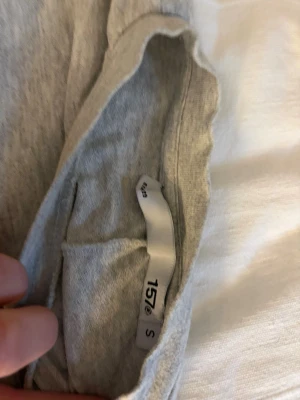 Ljusgrå basic t-shirt - En enkel och stilren ljusgrå t-shirt i mjukt material. T-shirten har korta ärmar och rund halsringning, perfekt för en avslappnad look. Passformen är normal och tyget känns lätt och bekvämt mot huden.