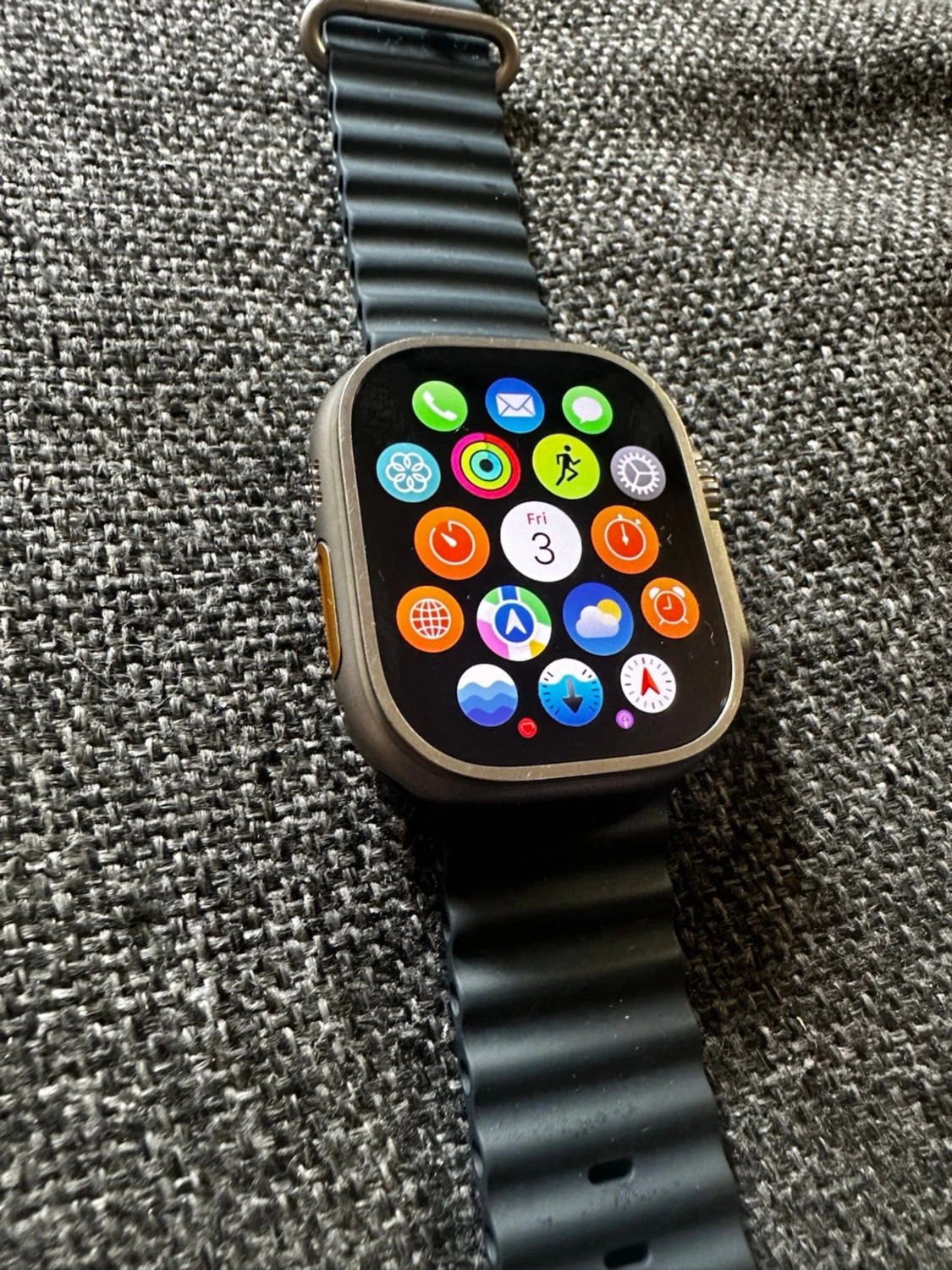 Smartklocka med svart silikonarmband