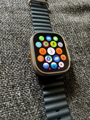 Smartklocka med svart silikonarmband - Snygg smartklocka med fyrkantig skärm och svart silikonarmband. Klockan har en stor färgskärm med många appar och en robust ram i metall. Perfekt för dig som vill ha koll på notiser, träning och hälsa direkt på handleden.
