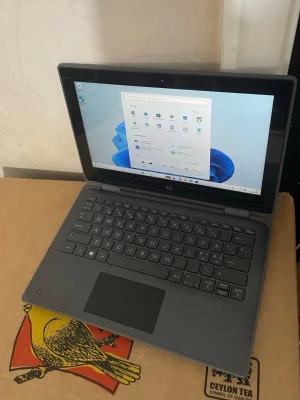 Hp probook X360 11 G5, 128GB SSD, Touch screen, Windows 11, - HP ProBook x360 11 G5 EE med Intel(R) Pentium(R) Silver N5030 CPU @ 1.10GHz. Den har 4.00 GB installerat RAM och 64-bitars operativsystem. Skärmen har stöd för penna och touch med 10 beröringspunkter. Operativsystemet är Windows 11 Pro Education.  Hp probook X360 11 G5, 128GB SSD, Touch screen, Windows 11, Laddare ingår, with charger 