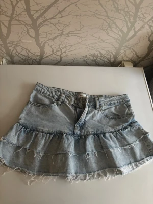 Jeanskjol  - En jättefin jeanskjol med volanger från Ginatricot💘 säljer den då den inte passar mig i storleken