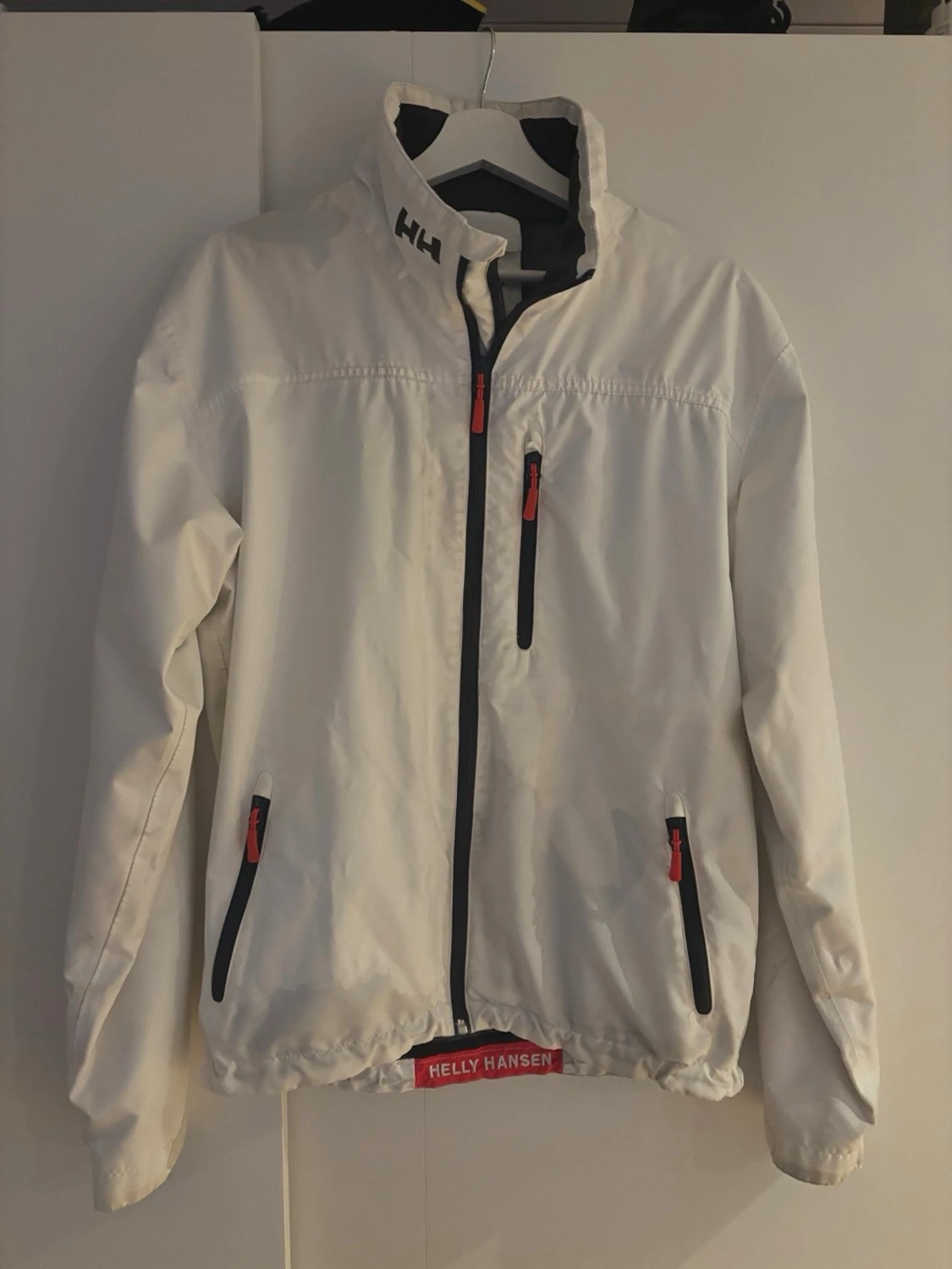 Vit vindjacka från Helly Hansen