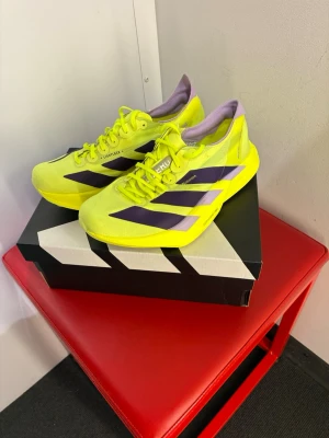 Adidas Adios Pro 4 - Snabba Löparskor från Adidas med kolfiberstavar  | Storlek 40 | Som nya | Extremt lätt och bra energi återgivning | 