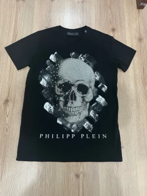 Svart t-shirt med dödskalle Philipp Plein - Mått kan skickas vid intresse! Öppen för frågor och byten! 