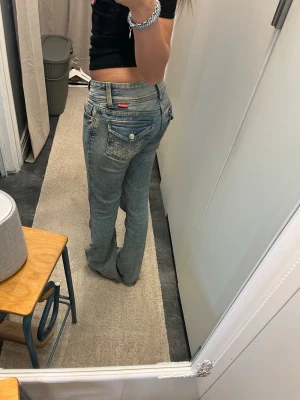 Lågmidjade bootcut jeans💕 - Säljer dessa snygga bootcut jeansen från hm men som liknar true religion jeans. Älskar dessa och fickorna har en speciell detalj💕 passar 32-34