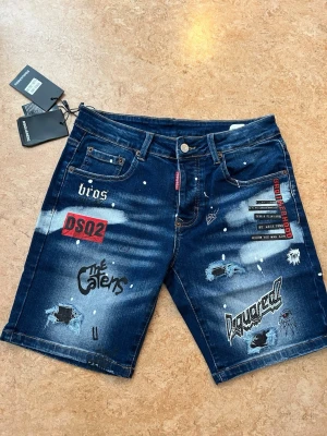 Dsquared2 jeans shorts - Blå dsquared2 jeans short. Nya i förpackning. Storlek 28/44