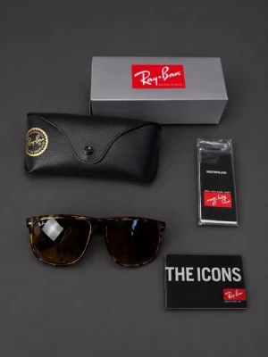 Bruna Wayfarer solglasögon Ray-Ban - Snygga Wayfarer solglasögon från Ray-Ban med brunmelerad båge och mörka glas. Klassisk och tidlös design som passar till alla outfits. Kommer med originalfodral, putsduk och box. Perfekt accessoar för soliga dagar.