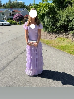Ljuslila långklänning med volanger - Säljer en superfin ljuslila långklänning. Perfekt för speciella tillfällen i sommar!