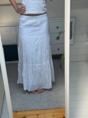 Vit maxikjol  - Säljer denna superfina maxikjolen gjord av 100% bomull. Helt ny med prislappen kvar!💕