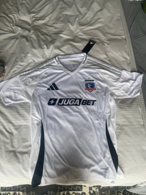 Vit Colo Colo matchtröja Adidas - COLO-COLO fotbolls tröja i storlek M. Inte använd.