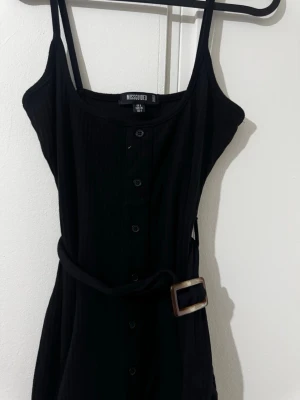 Klänning - En kort klänning från Missguided i stl 38 säljs för 100 kr.