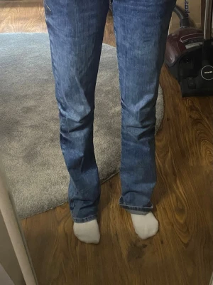 Blå bootcut jeans - Midjemått: 35cm, innerben: 75cm. Knappt använda då dem är förstora för mig💕
