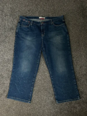 Jeans Tommy Hilfiger - Jeans Tommy Hilfiger i storlek 18, se mått i bilden  A115