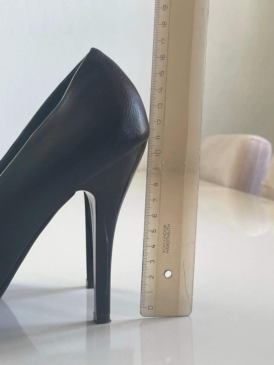 Svarta pumps med dekorationer  - 2