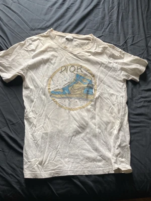 Vit nike t-shirt med sneakertryck - Använd mycket. Står xl men passar m