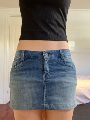 Jeanskjol - Lågmidjad jeanskjol med fint mönster på bakfickorna💖 Midjemått rakt över 36 cm