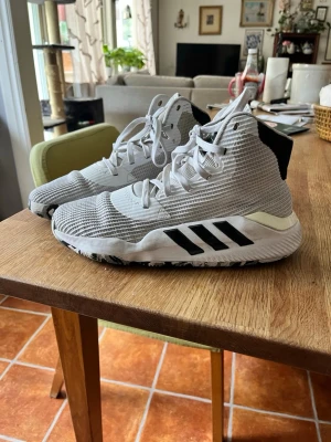 Basketskor  - Ett par addidas PRO bounce höga basket skor med snyggt mönster under ifrån. Använda men i fint skick och inte defekter och hela. Köpte på 2win för några år sen för 1000 kr.
