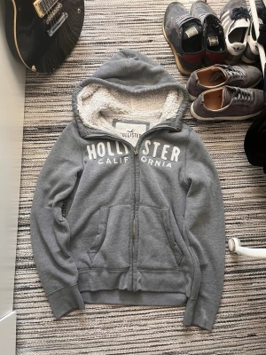 Hollister hoodie M - Grå hollister hoodie med teddybjörnsfoder i luvan