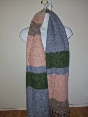 Lexington halsduk och mössa i alpackablandning - En fluffig och lång halsduk med tillhörande mössa i alpackull. Perfekt för att addera färg till din outfit. Låg på ca 2000 kr i nypris 