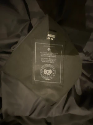 Svart dunjacka från Canada Goose - Säljer en svart dunjacka från Canada Goose med avtagbar huva och pälskant. Jackan har två stora framfickor, diskret logga på ärmen och klassisk quiltad design. Perfekt för kalla vinterdagar och riktigt varm tack vare dunfyllningen.