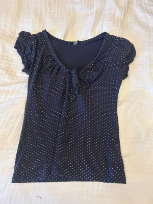 Prickig topp - Trendig prickig topp med rosett💗💗